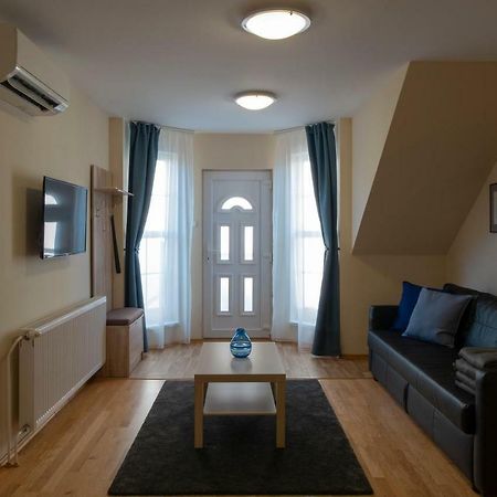 Airport Apartman Вечеш Экстерьер фото