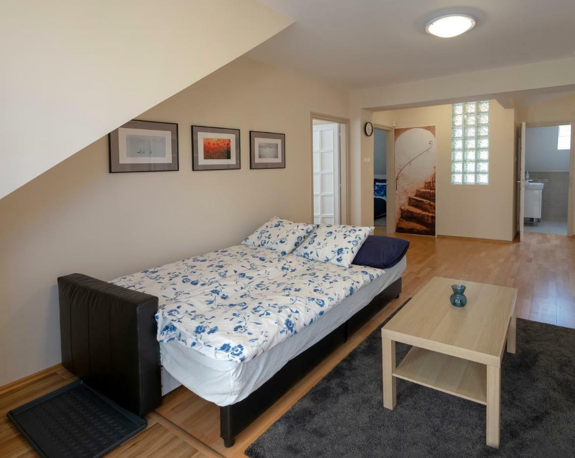 Airport Apartman Вечеш Экстерьер фото