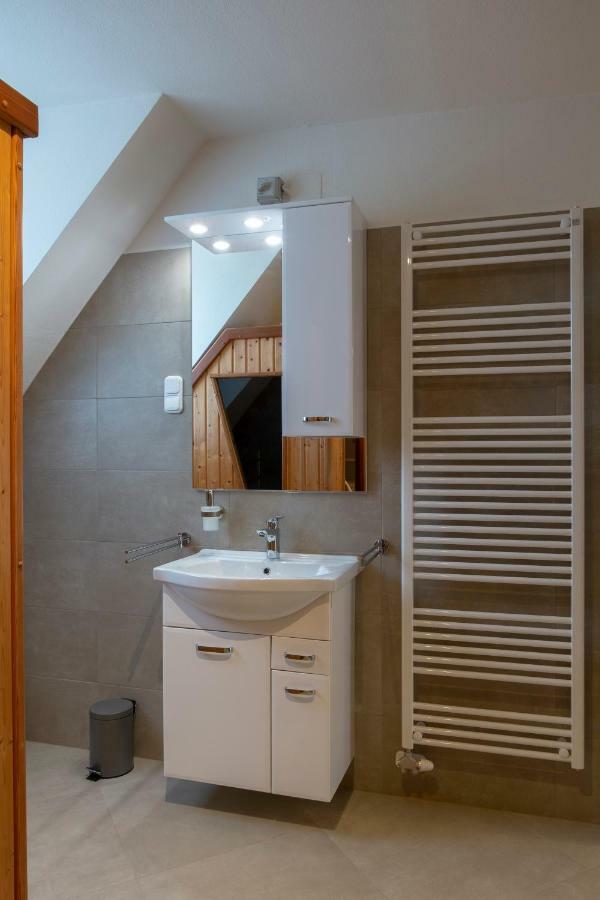 Airport Apartman Вечеш Экстерьер фото